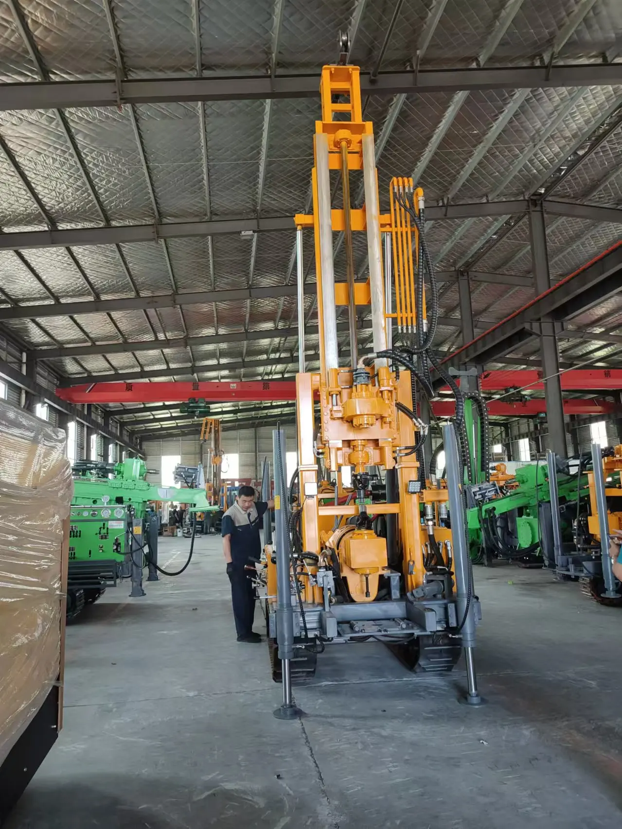 カスタマイズ可能な高性能JDL280クローラー式/ホイール式油圧式水井戸掘削リグは、今もベストセラーの位置を保っています。