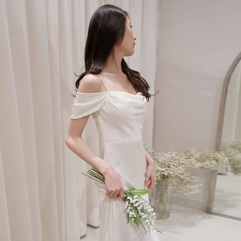 Leichtes Hochzeitskleid im französischen Stil für die Braut, schlichtes, elegantes, schulterfreies Satin-Outdoor-Kleid, Waldstil, weißes Träger-Meerjungfrauenkleid