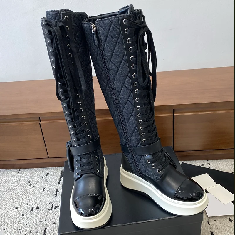 

Высококачественные женские разноцветные рыцарские сапоги на платформе со шнуровкой и боковой молнией из ромбовидной кожи и металлической буквой 25080825