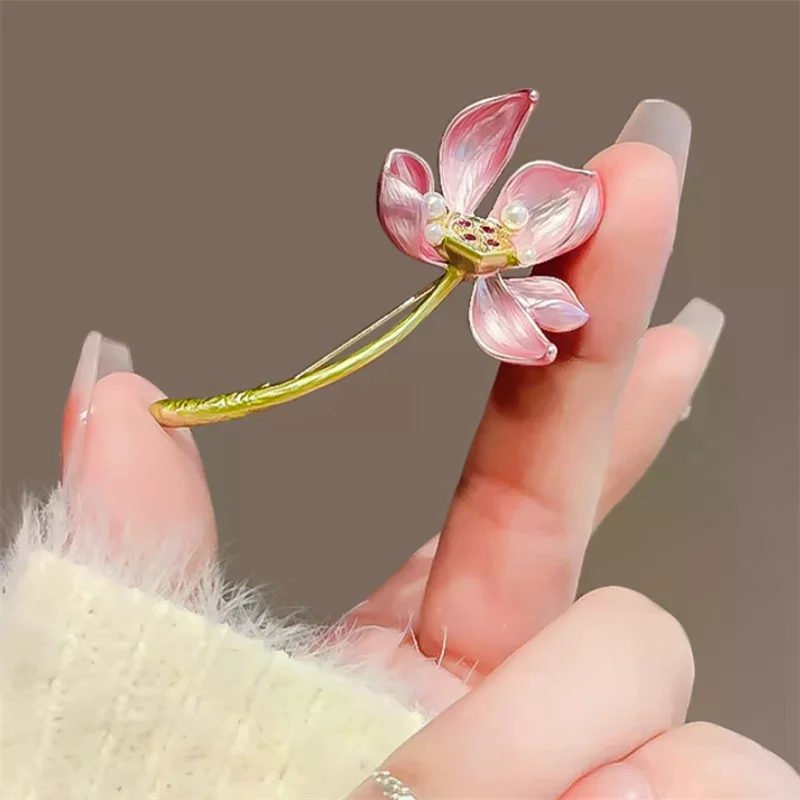 Fashion Exquisite Lotus Flower Brooch For Women Girls Elegant Lotus Flower Badges Creative Temperament Pins Clothing Accessories