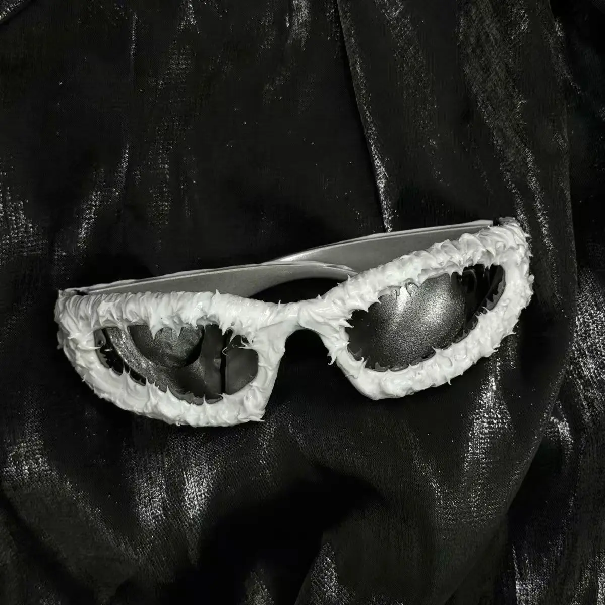 Unisex-Halloween-Dekorbrille, dunkle Serie, Tropfensonnenbrille, Haifischzähne, Avantgarde-Brille – Detail 8
