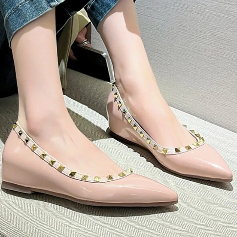 Autunno delle donne Nuovo Semplice di Colore Solido All'aperto Scarpe Basse Antiscivolo 2025 Moda Rivetto Designer Casual Partito Delle Signore Scarpe Basse