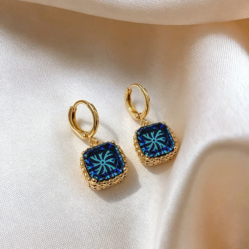 2026 Neues Design Blauer Quadratischer Kristallanhänger Goldfarbener Ohrringverschluss für Damen und Mädchen Luxus-Schmuck Sommer-Trend-Accessoire – Detail 5