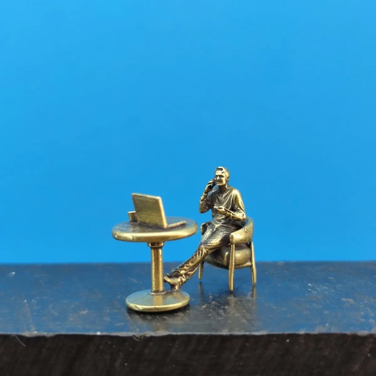Brass 1/64 Business People Making Phone Calls, Working, Leisure, Discussin - Miniature Model Scenes of Cafes and Restaurants