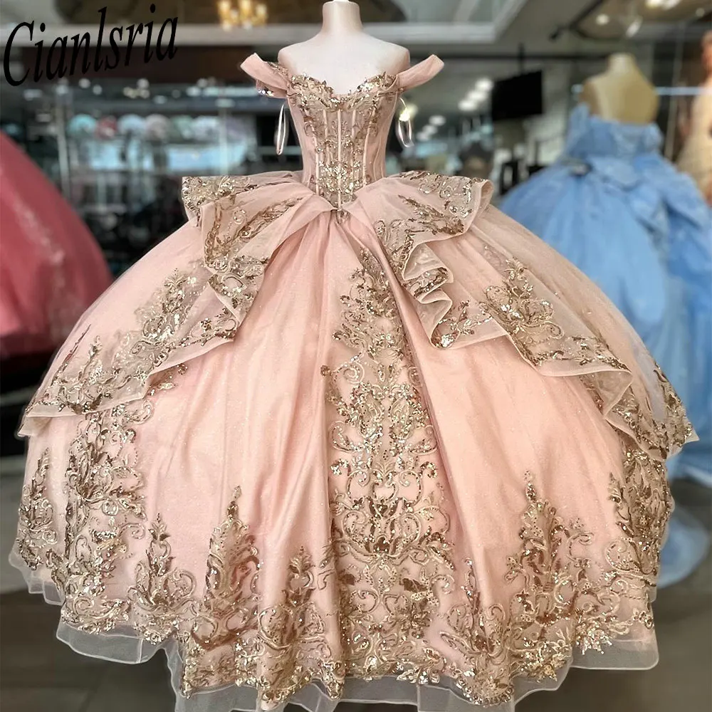 

Розовое золото с открытыми плечами и оборками, платья Quinceanera, бальное платье с блестками и аппликациями, кружево Sweet 15 лет, мексиканское индивидуальное платье