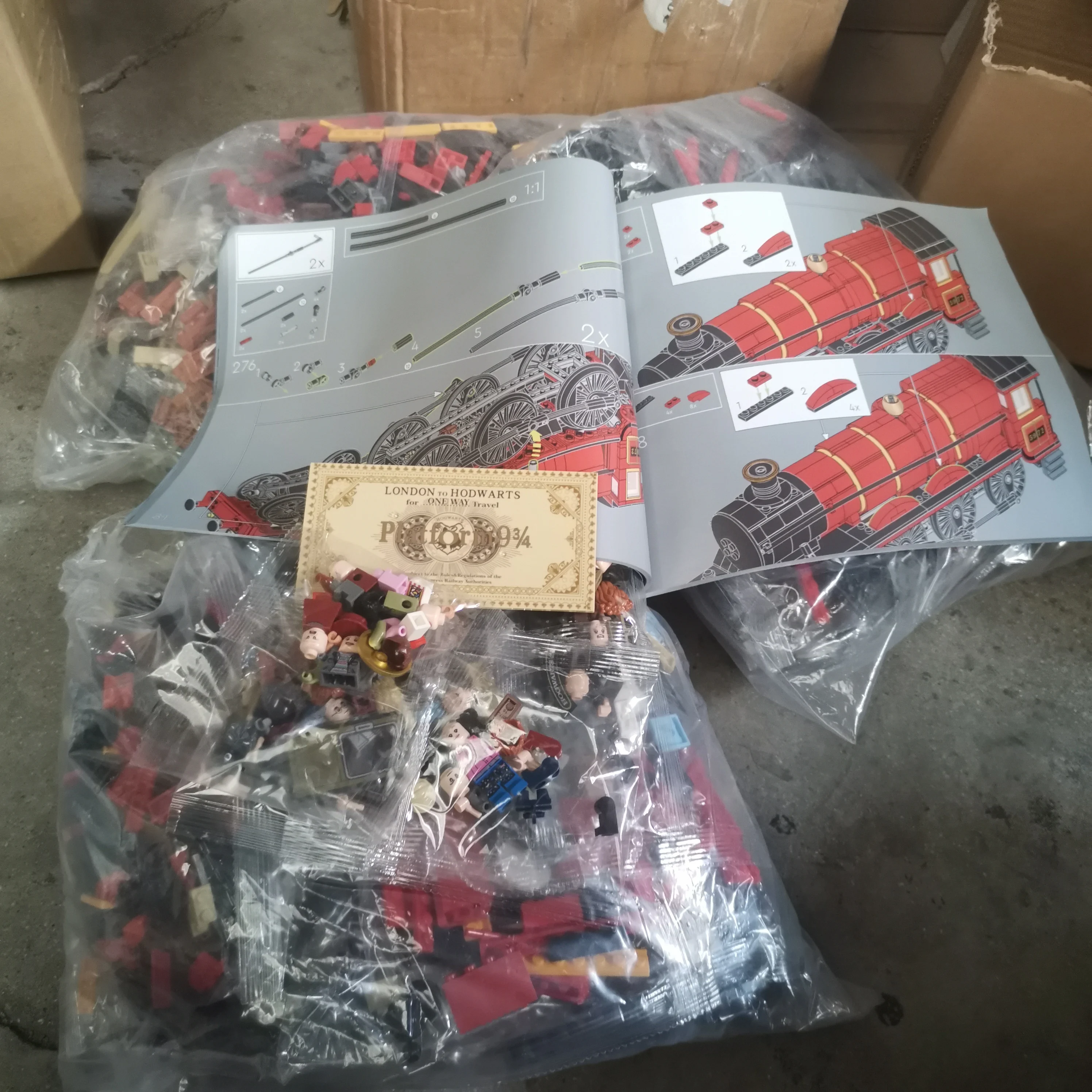 com mini bonecas, compatíveis com modelos de estatueta colecionáveis Big Red Hogwarts-Express 76405 conjunto de construção 5129PCS