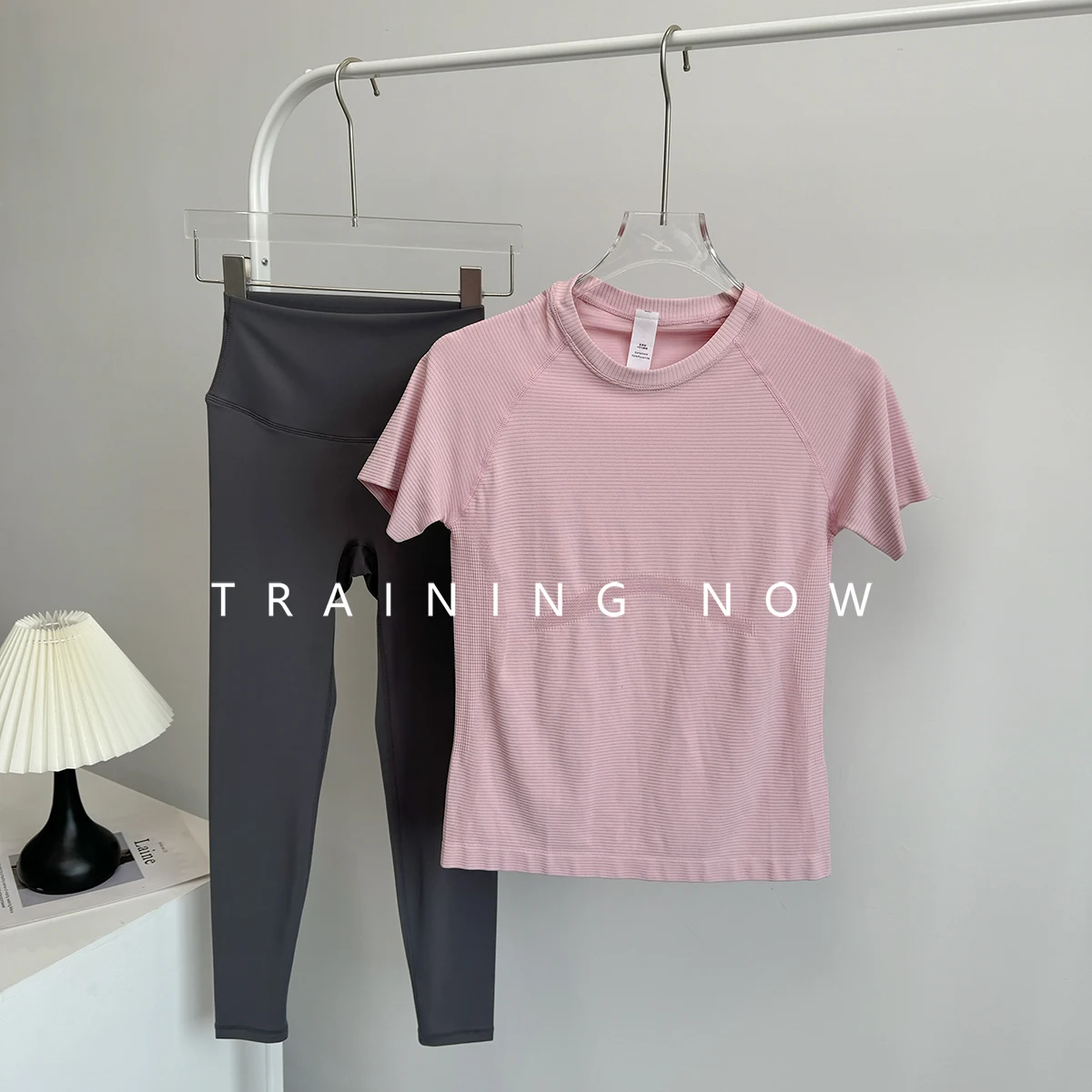 

Fashionable yoga suit for women in summer gym training quick-drying short-sleeved trousers breathable quick-drying exercise