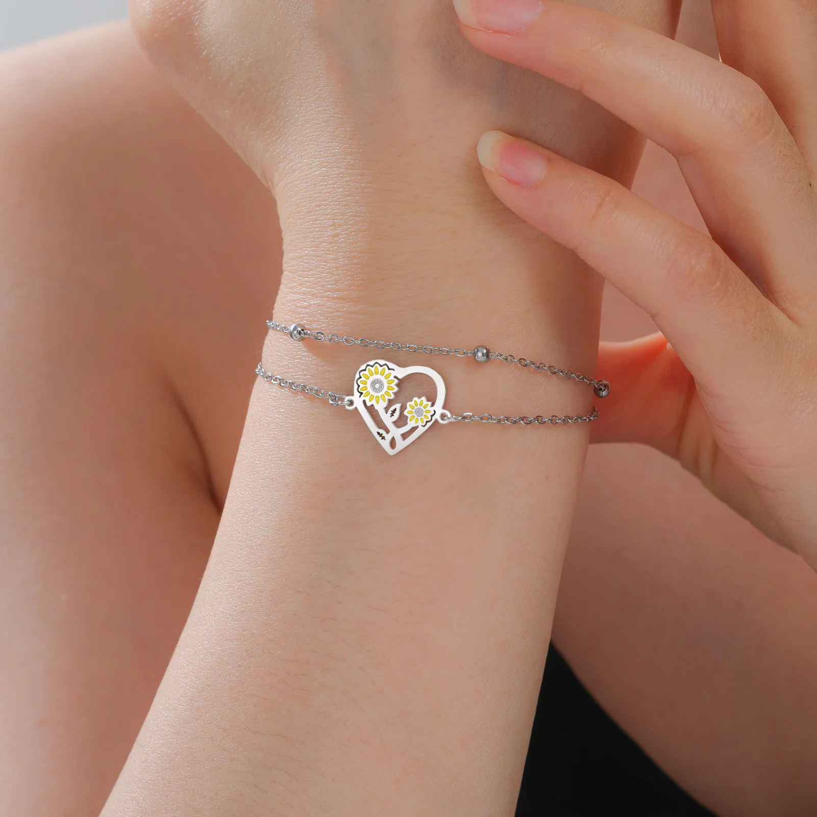 Kkjoy Herz-Sonnenblumen-Armband und Fußkettchen, Emaille-Edelstahlschmuck, zierlicher Blumenanhänger für Handgelenk und Knöchel, süßes Alltagsgeschenk für Damen – Detail 5
