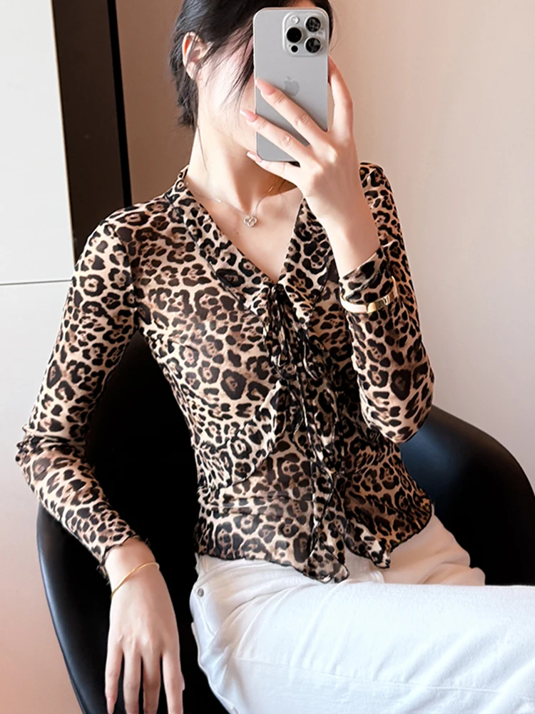 Modny, drukowany, długi rękaw, dekolt w serek, damska bluzka bazowa, koronkowa warstwa, kwiatowy wzór roślinny, dopasowany krój, elegancki.