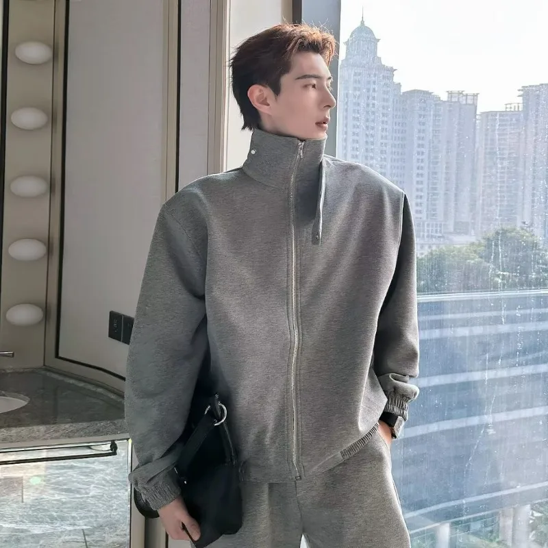 

A Set of Men's Clothing New Outdoor Sportswear Casual Trendy Trousers and Jackets Paired with Cool Fashionable Stylish Outfit