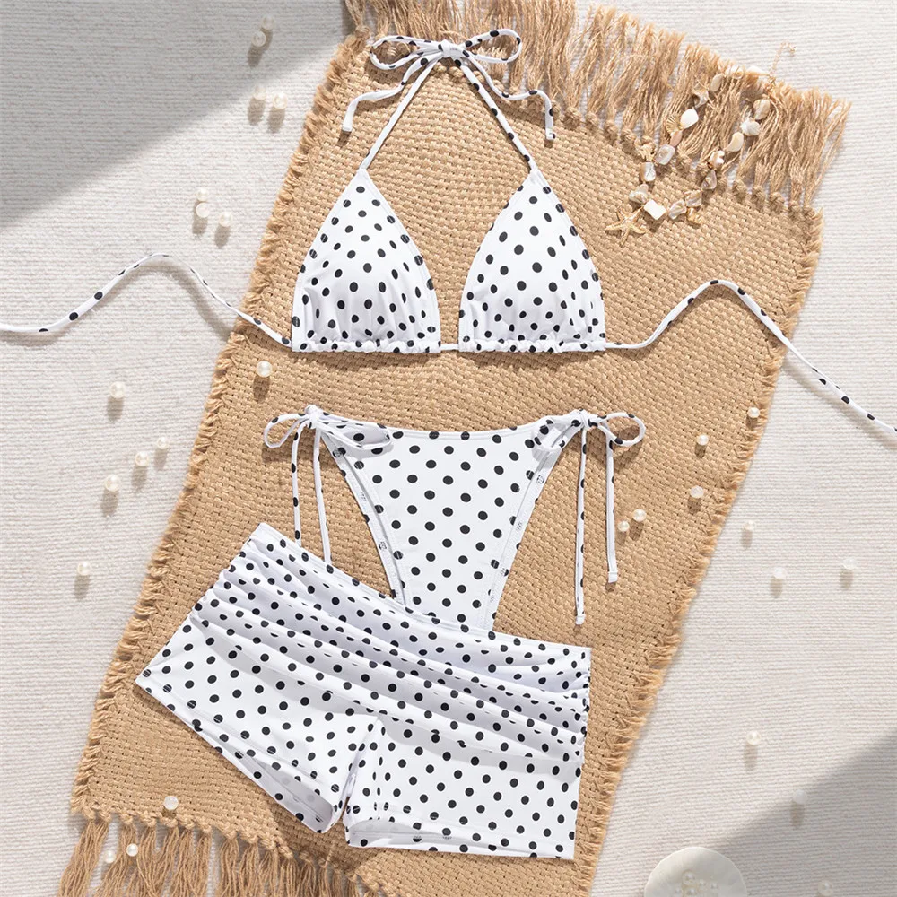 

Комплект из 3 предметов: микро-бикини с принтом в белые точки, плавки-шорты, сексуальный женский купальник 2026, бикини-халтер с треугольными чашечками на завязках