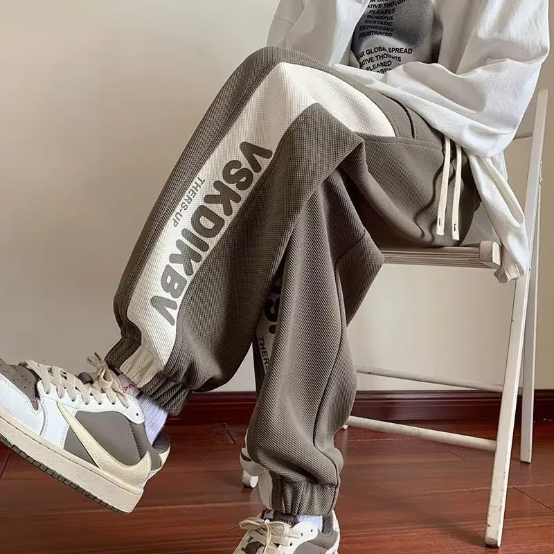 Męskie spodnie dresowe z łączonych kolorów, litery, hip-hopowe spodnie sportowe, ocieplane polarem i bardzo grube, fajne koreańskie spodnie retro Y2k.