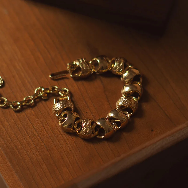 

2025 Western Retro Floral Niche Design Monet-Inspired Vintage Bracelet - Artisan Handcrafted with Alloy and Simulated Gemstones