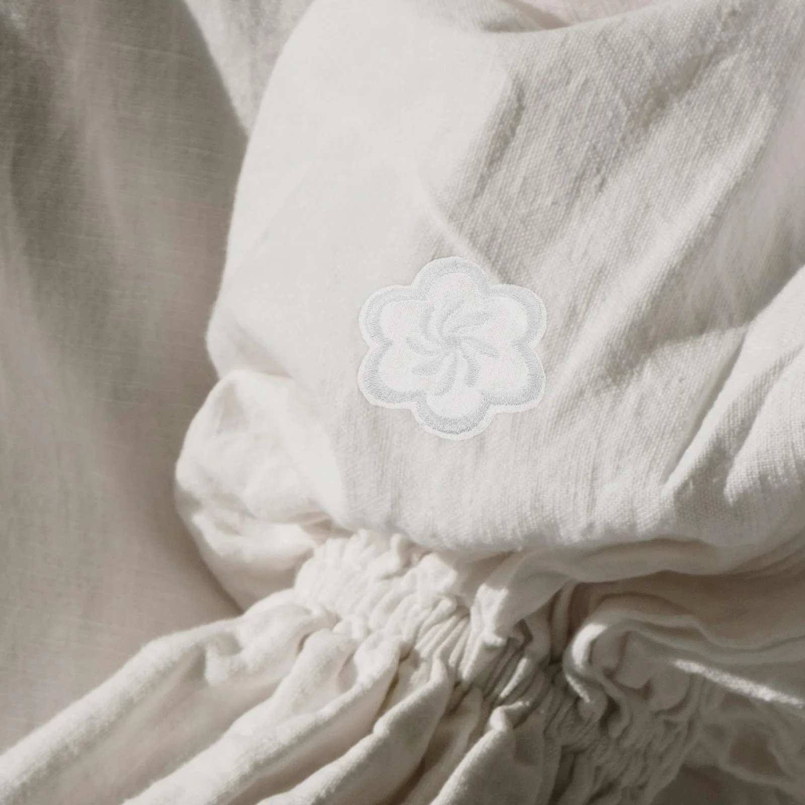 

20Pcs Iron on Patches for Clothes Flower Shape Polyester Organza Sewing Repair Patch DIY Decorative Accessories for Hats Bags