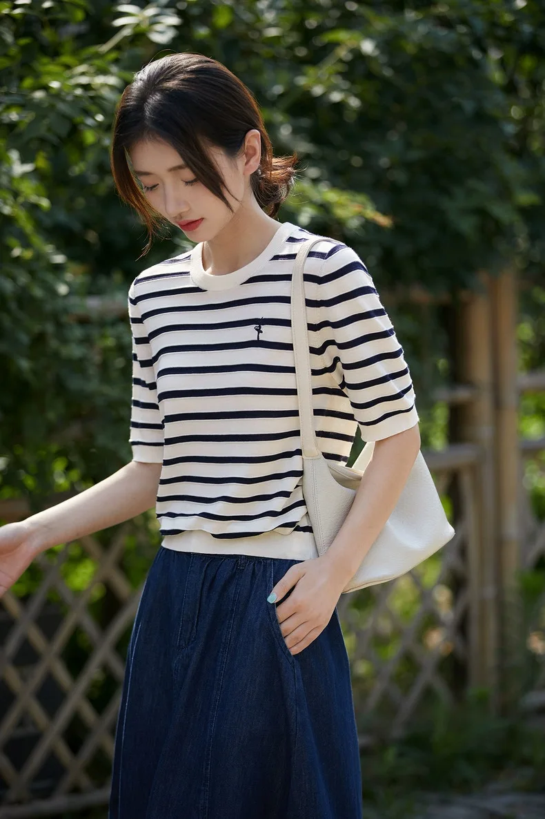 

A new Fashionable Striped Short-Sleeved T-Shirt With A French Style, Featuring A Round Neck And Striped Short-Sleeved Shirt-A96