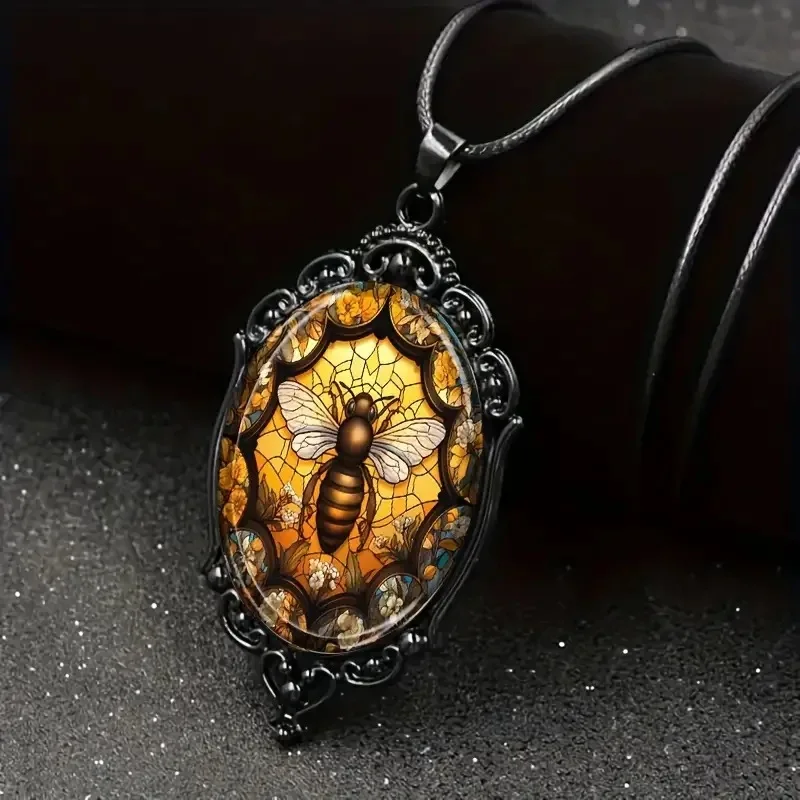 Cross Border New Product Featuring Animal Bee Patterns and Black Frame Necklace, A Vintage Romantic Jewelry Gift