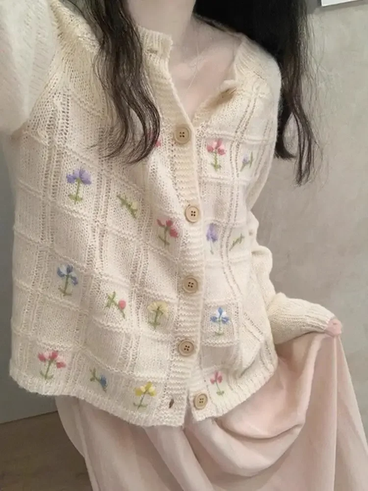 Autumn Japanese retro lazy wind embroidered sweater female gentle design sense small fragrant wind flower knitted cardigan coat.