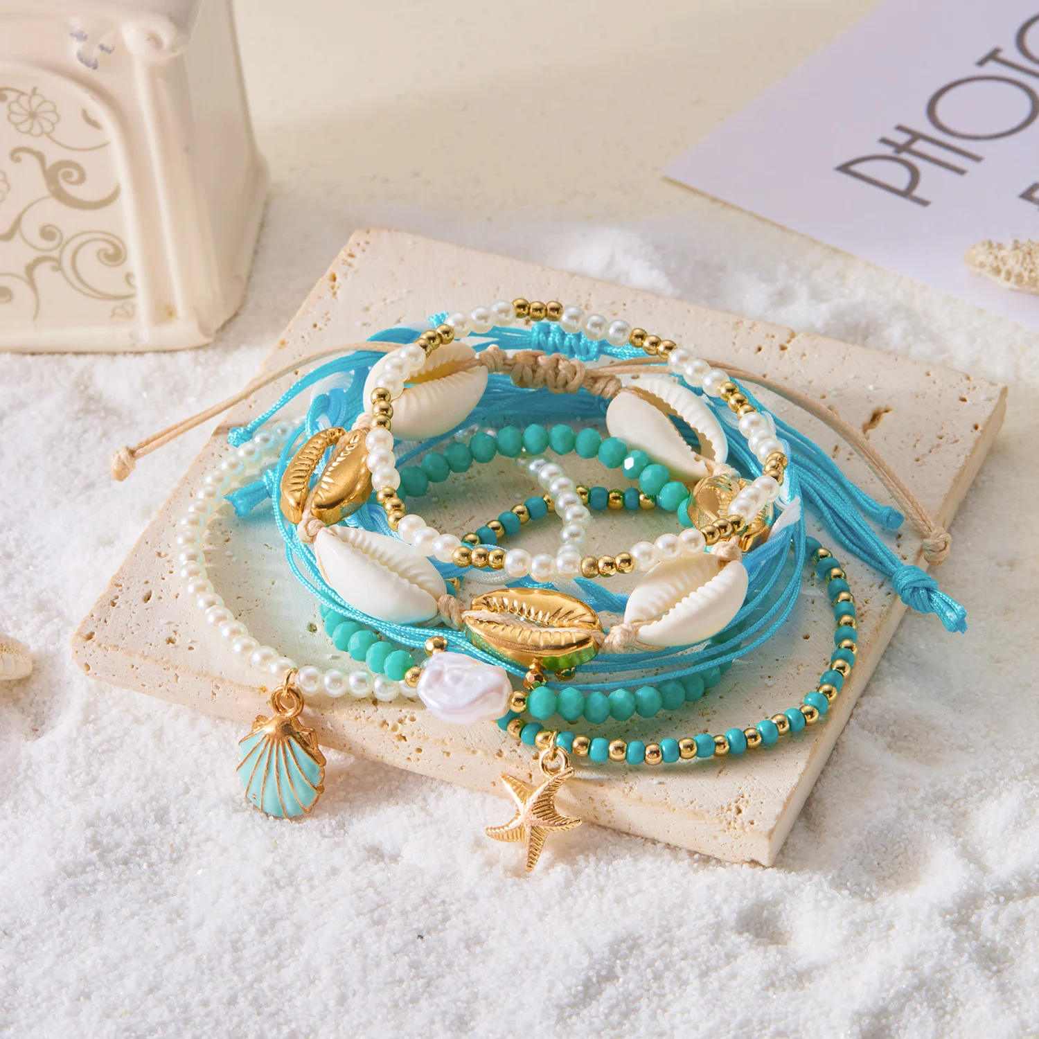 7-teiliges tropisch inspiriertes Armband-Set für Damen, Boho-Strand-Muschel-Ananas-Palmen-Anhänger-Schmuck, Sommer-Festival-Accessoires – Detail 4