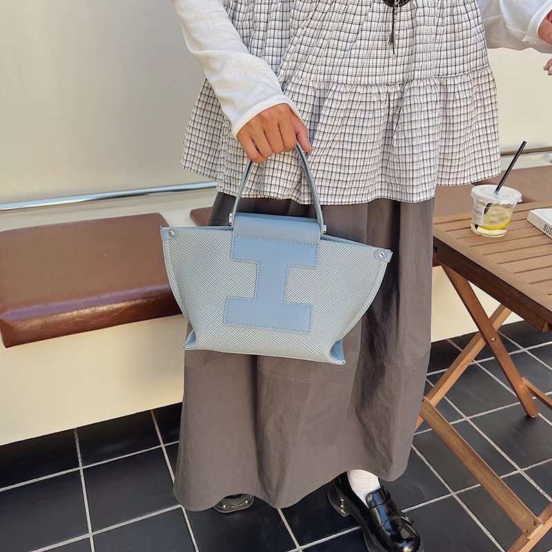 

Stylish Leather Crossbody Bag for Women - Shoulder Messenger Handbag with Elegant Details By Famous Designer