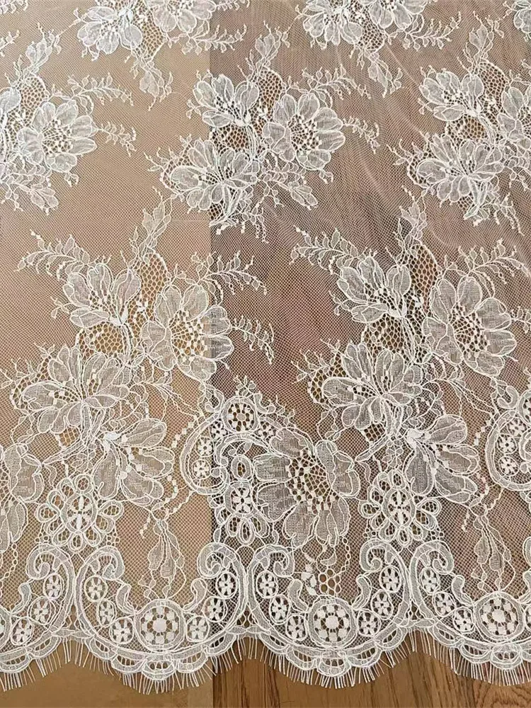 3M. Handgefertigter Spitzenstoff mit Kordelstickerei für Hochzeitskleider, DIY-Nähstoff aus weißer Spitze. Luxuriöse Stoffe für Designer. – Detail 3