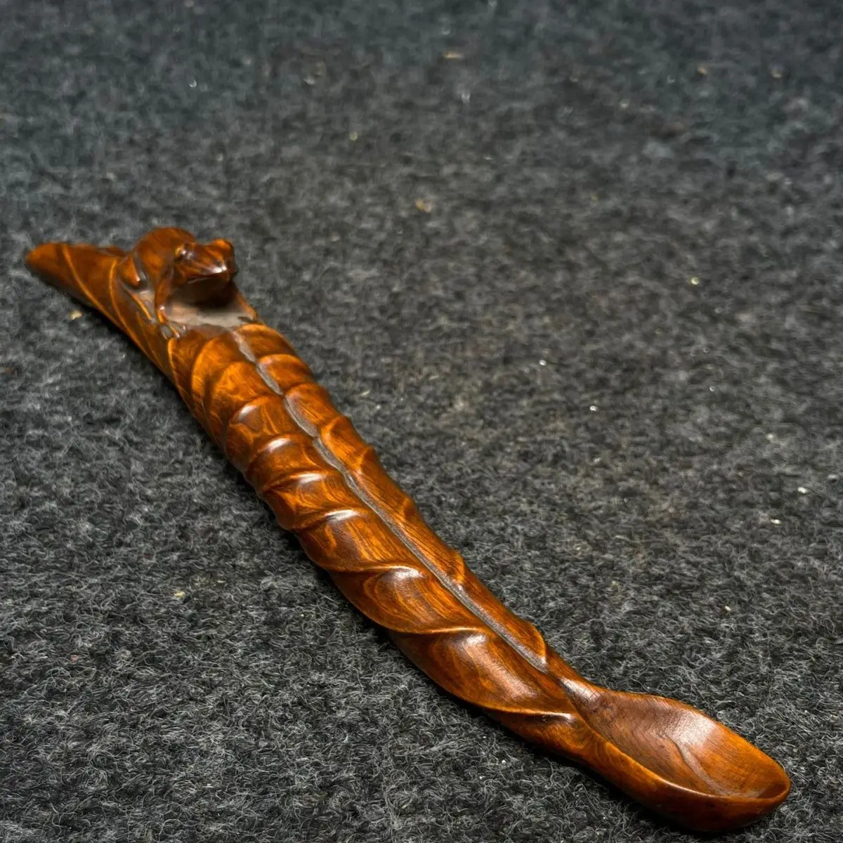

Antique boxwood Ruyi frog small tea shovel exquisite carving creative solid wood crafts
