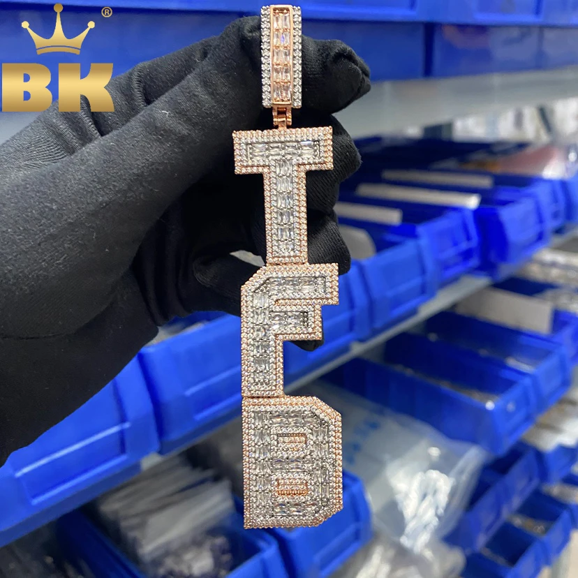 

Кулон-буквы TBTK Custom Vertical Bold Baguettecz, инкрустированный кубическим цирконием, в стиле хип-хоп, с эффектом «ледяного блеска», на цепочке-именнике
