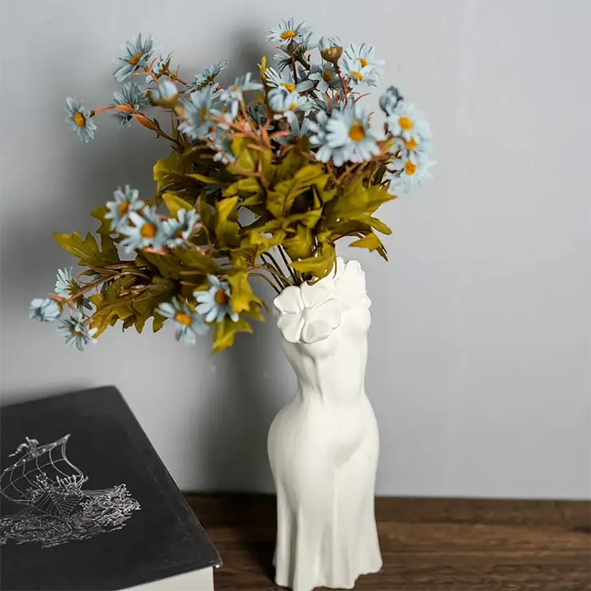 1pc plastic vase. In the shape of a dress, with flower decorations at the bottle mouth, simple yet stylish.
