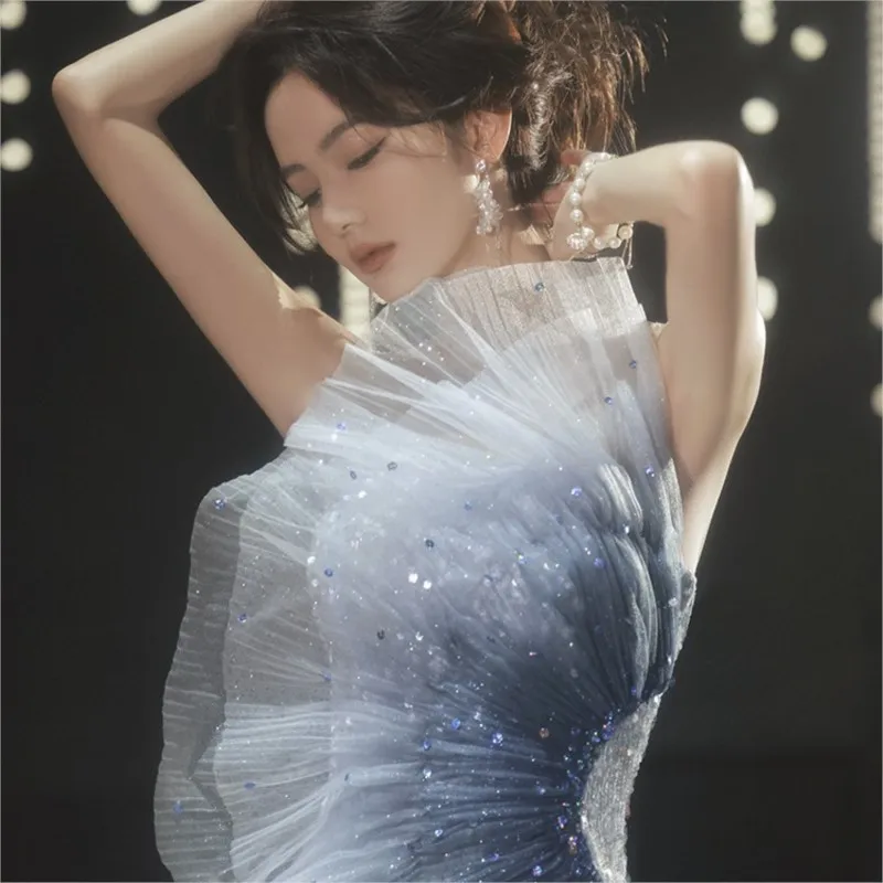 O novo senso de design hospedará um vestido de performance de passarela de rabo de peixe sem alças azul gradiente