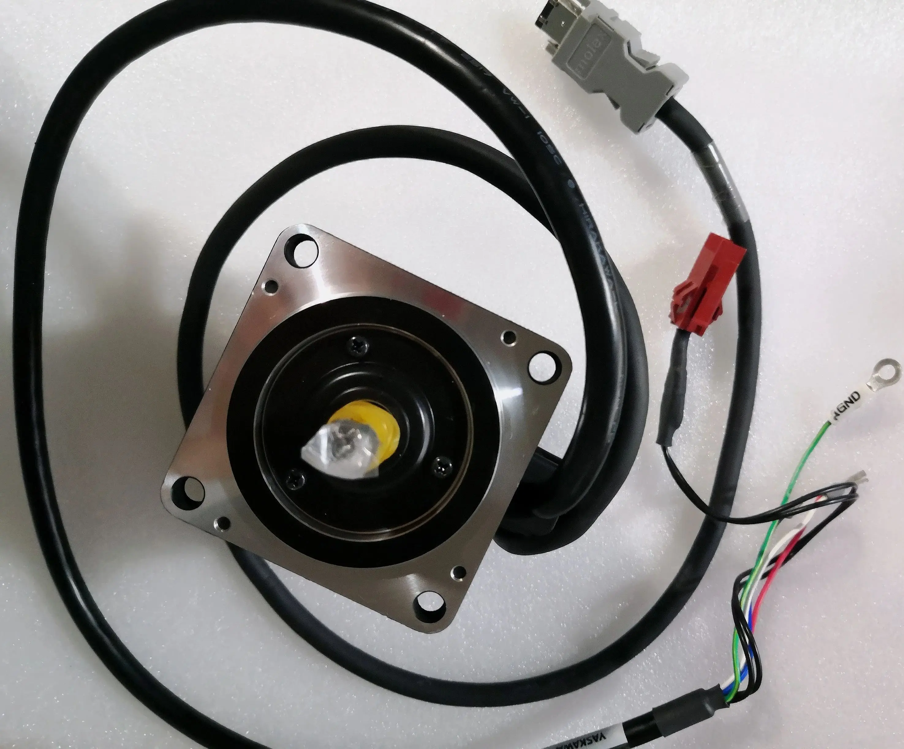 Original Genuine，SGMPS-01ACA-YA13 Brand new Servo motor，SGMPS 01ACA YA13 Fast shipping
