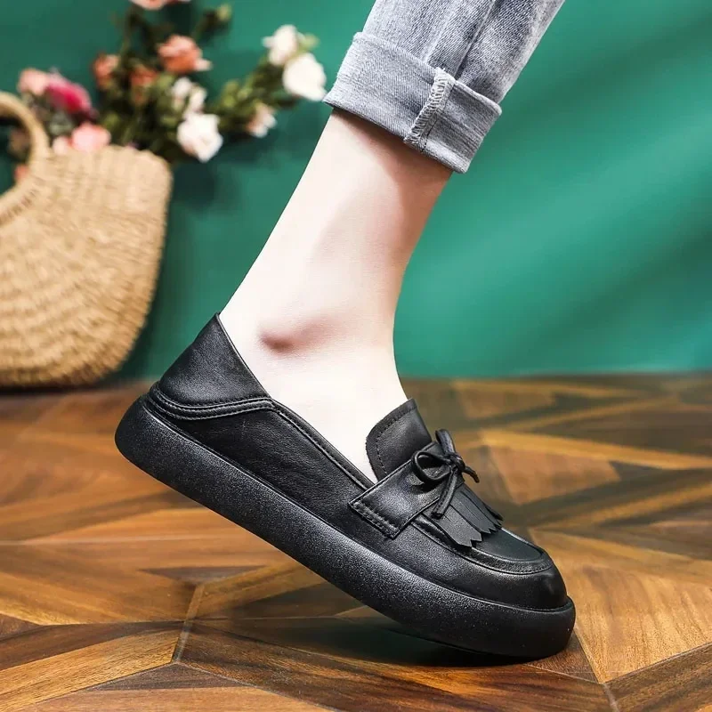 Mocasines Retro de cuero genuino hechos a mano para mujer, zapatos planos sin cordones, mocasines casuales de estilo universitario con borlas poco profundas, Primavera