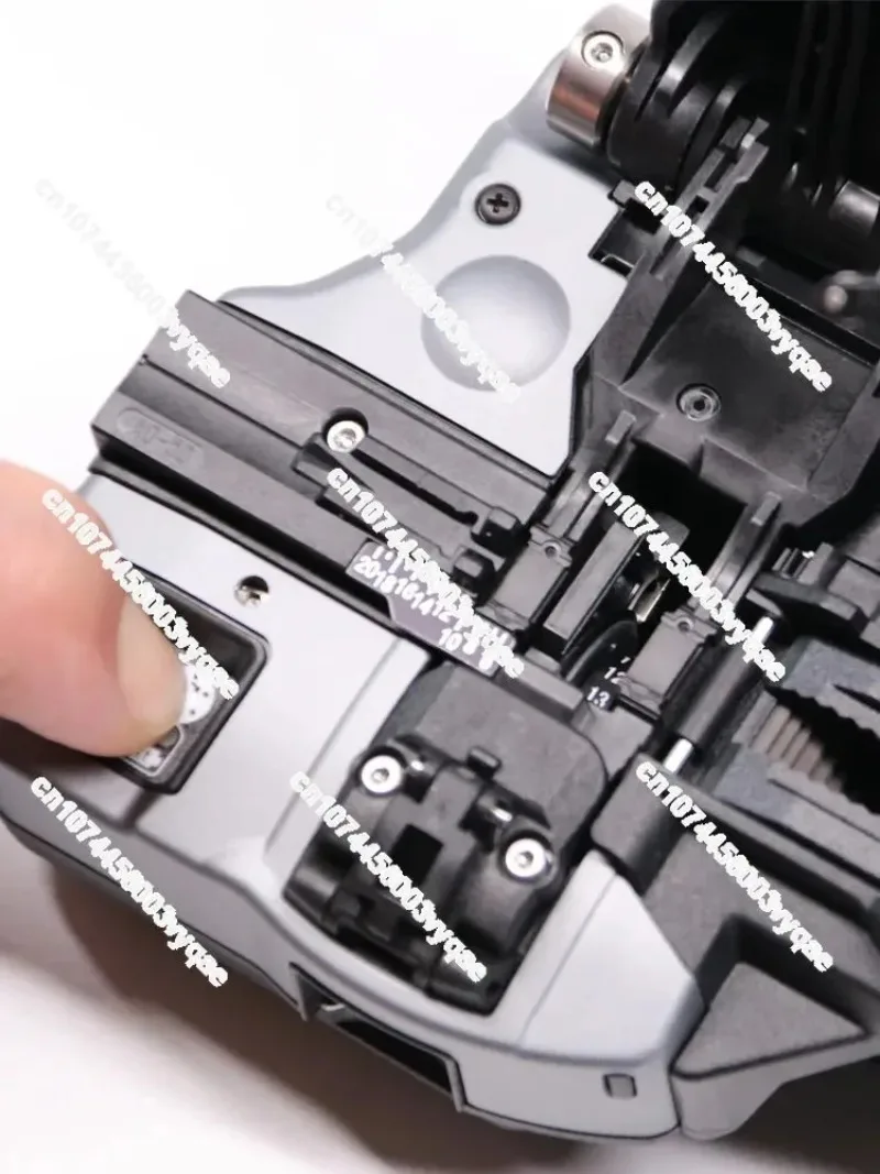 Optical fiber cutter Imported high-precision original hot cable fusion splicer Special brazing device One-step pressing