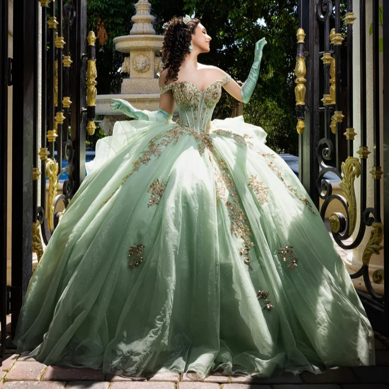 فساتين Quinceanera باللون الأخضر الحكيم قبالة الكتف مزين بالذهب والدانتيل والخرز القوس تول مشد الكرة ثوب Vestidos De 15 Anos