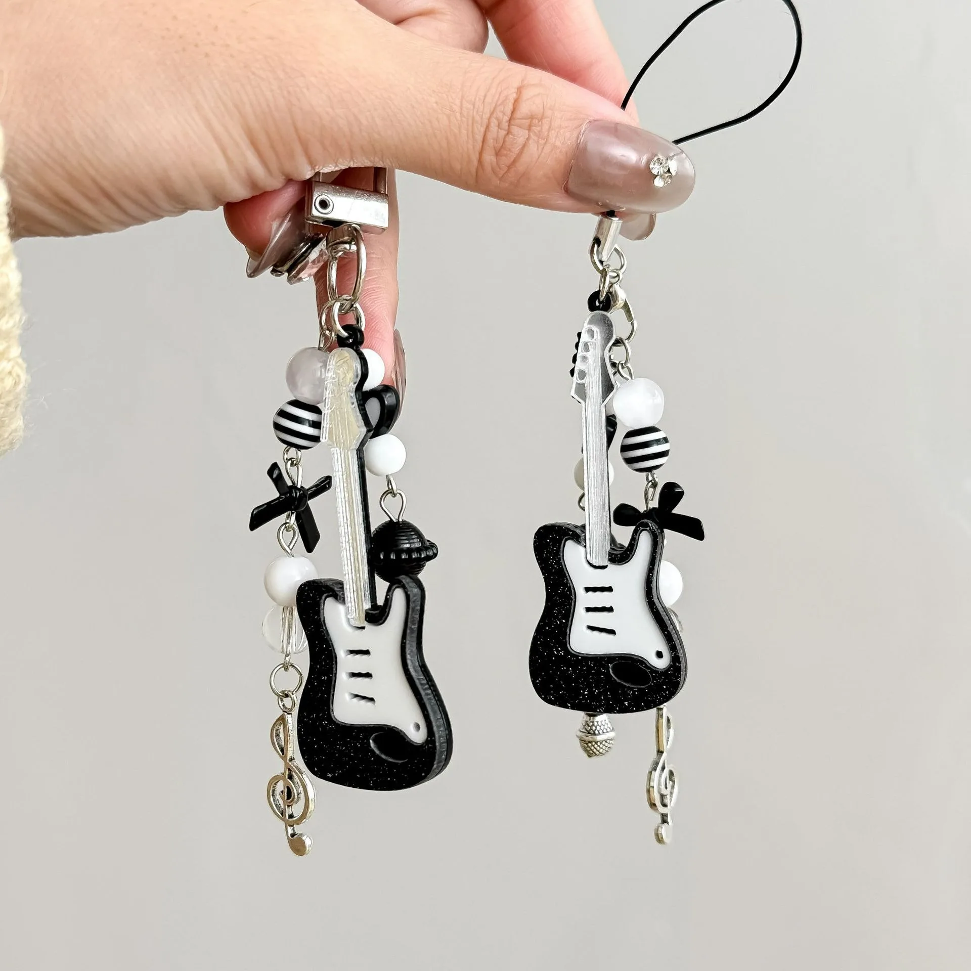 Stylish and simple black and white guitar y2k mobile phone pendant keychain personalized beaded bag pendant decorative lanyard,