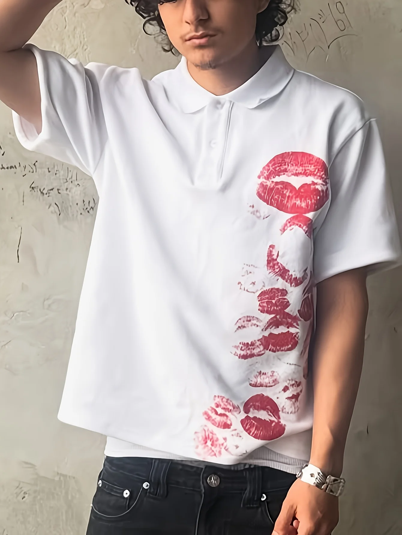 Herren Sommer Retro Klassisches Vielseitiges Poloshirt mit Kragen und Kurzen Ärmeln Punk-Stil Bedrucktes T-Shirt mit Rotem Kiss-Muster – Detail 6
