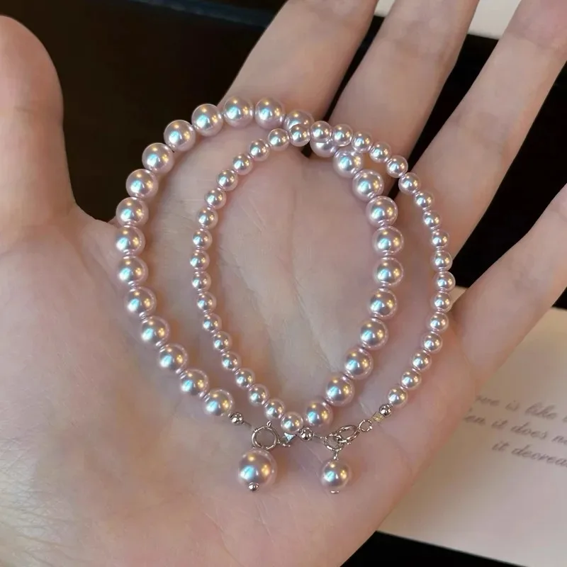 

Браслет из розы и жемчуга с многослойным дизайном. Изысканный роскошный и высококачественный шарм из бисера. Модные украшения. Изысканный элегантный стиль.