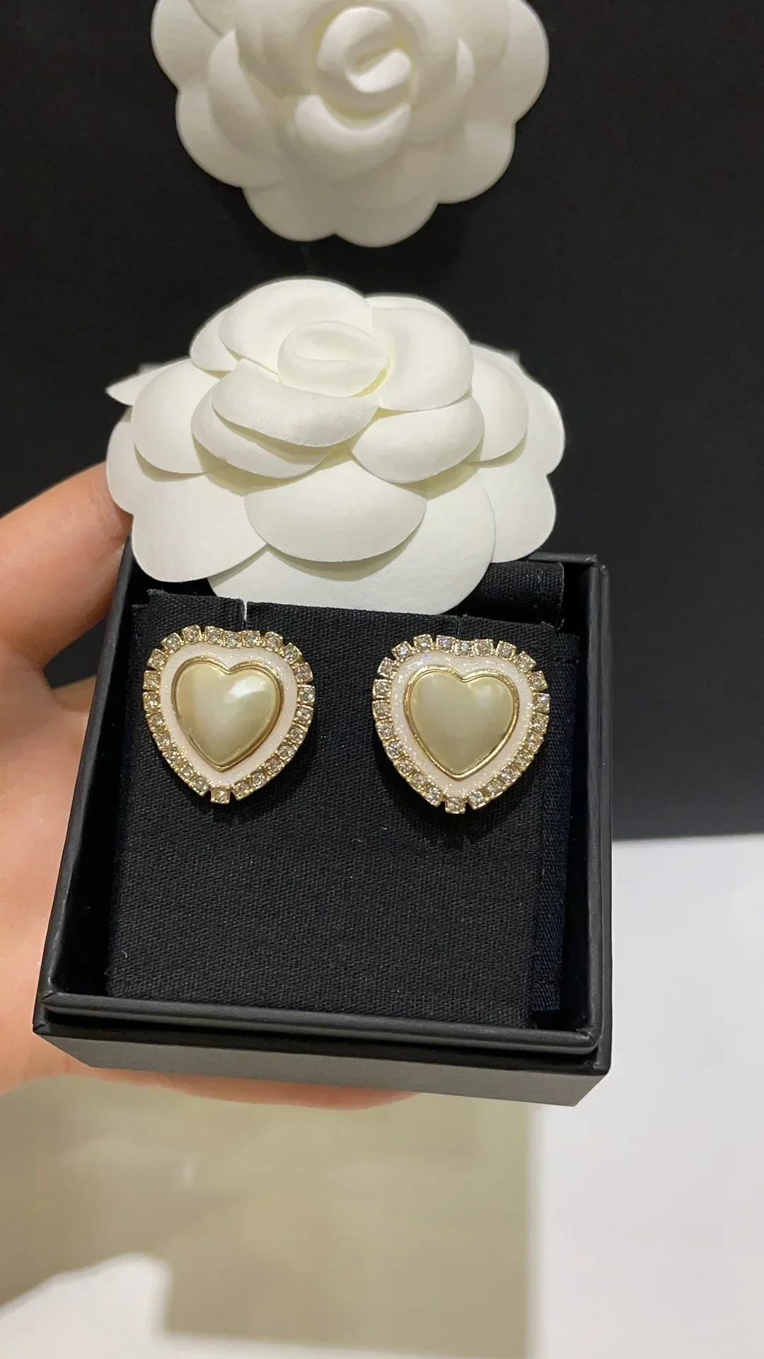 

Новые серьги-гвоздики в виде сердечек с белой эмалью