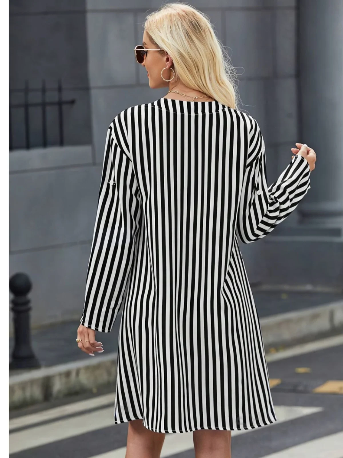 Jesienna Nowa Luźna Długa Bluzka z Dekoltem w Serek, Wzorem w Paski, Casualowa, o Średniej Długości, Damska, Modna, z Włókna Poliestrowego