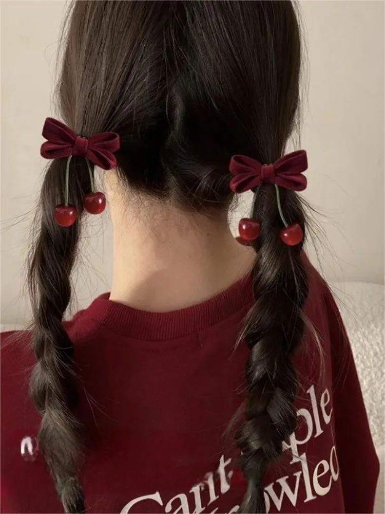 Niedliche rote Samtschleife mit Kirschen, elastische Haarspange/Haargummi – perfekt für festliche Party-Looks – Detail 1