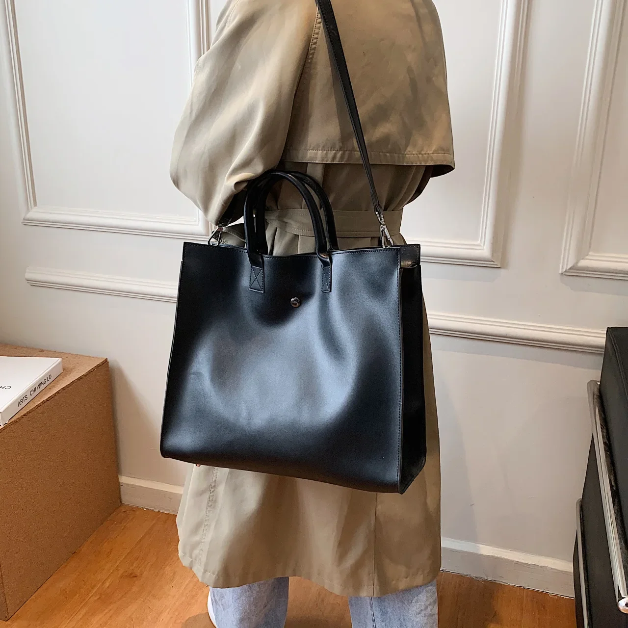 Spring and Summer of 2023 The New Women Tote Bag Is Simple and Advanced, and Commuter Pu Ladies Shoulder Bag Is Fashionable.