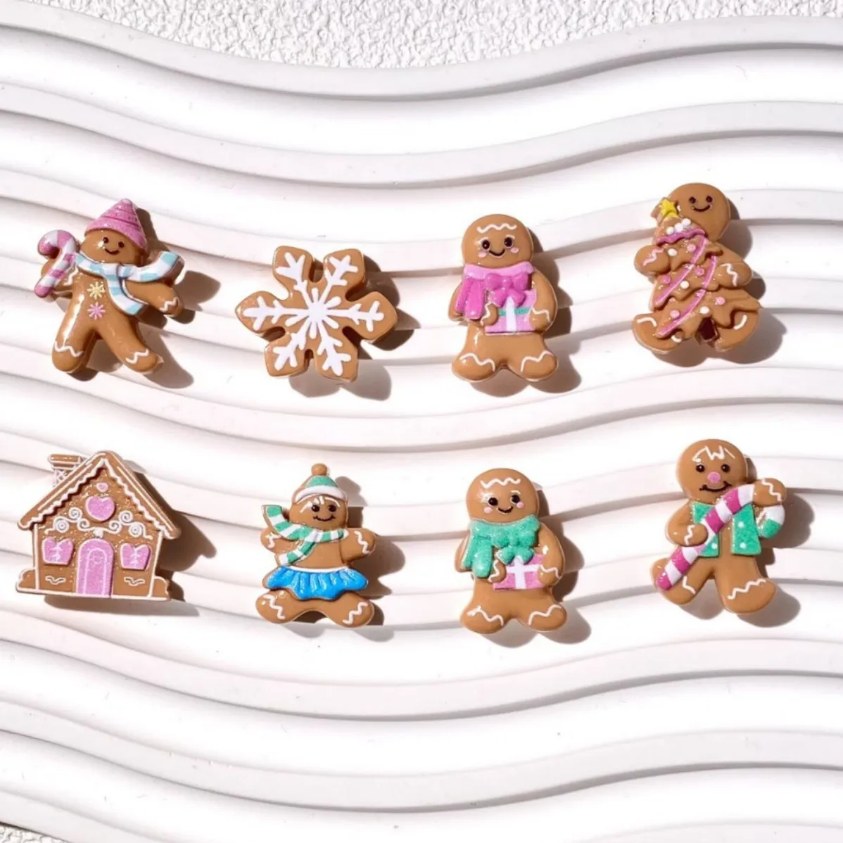 100pcs Cute Cartoon Christmas Gingerbread Man Gift House Flatback Resin Cabochon DIY Hairpin Keychain Earrings Scrapbook Decor