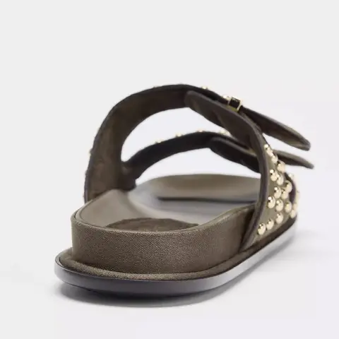 Ny stil metallnitdekoration platta sandaler kvinnor lyxiga designer bältesspänne plattform tofflor bekväma casual strandskor 8 best sales nitade sandaler - №8