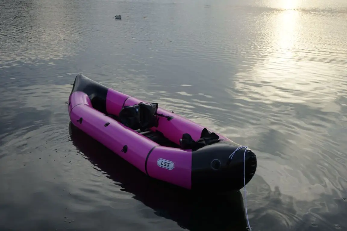 مصنع تصنيع قارب التجديف الصيد القابل للنفخ الأبيض المياه الرياضة TPU خفيفة الحياة طوف حزمة طوف