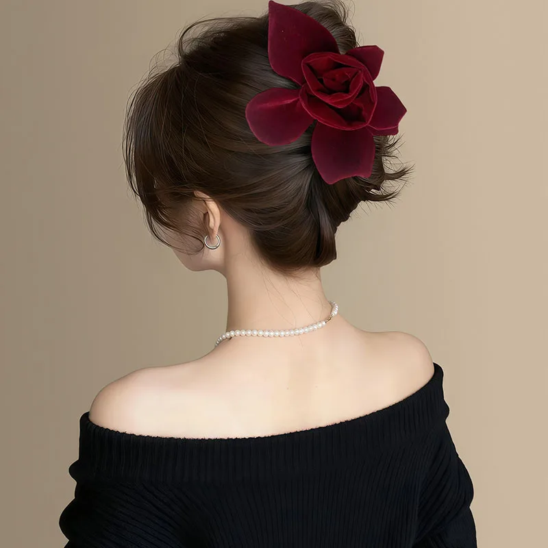 دبوس شعر أنيق باللون الأحمر المخملي على شكل وردة على شكل قرش للنساء، غطاء رأس بمخلب شعر مثالي لإكسسوارات شعر الفتيات المحبة للتجميل