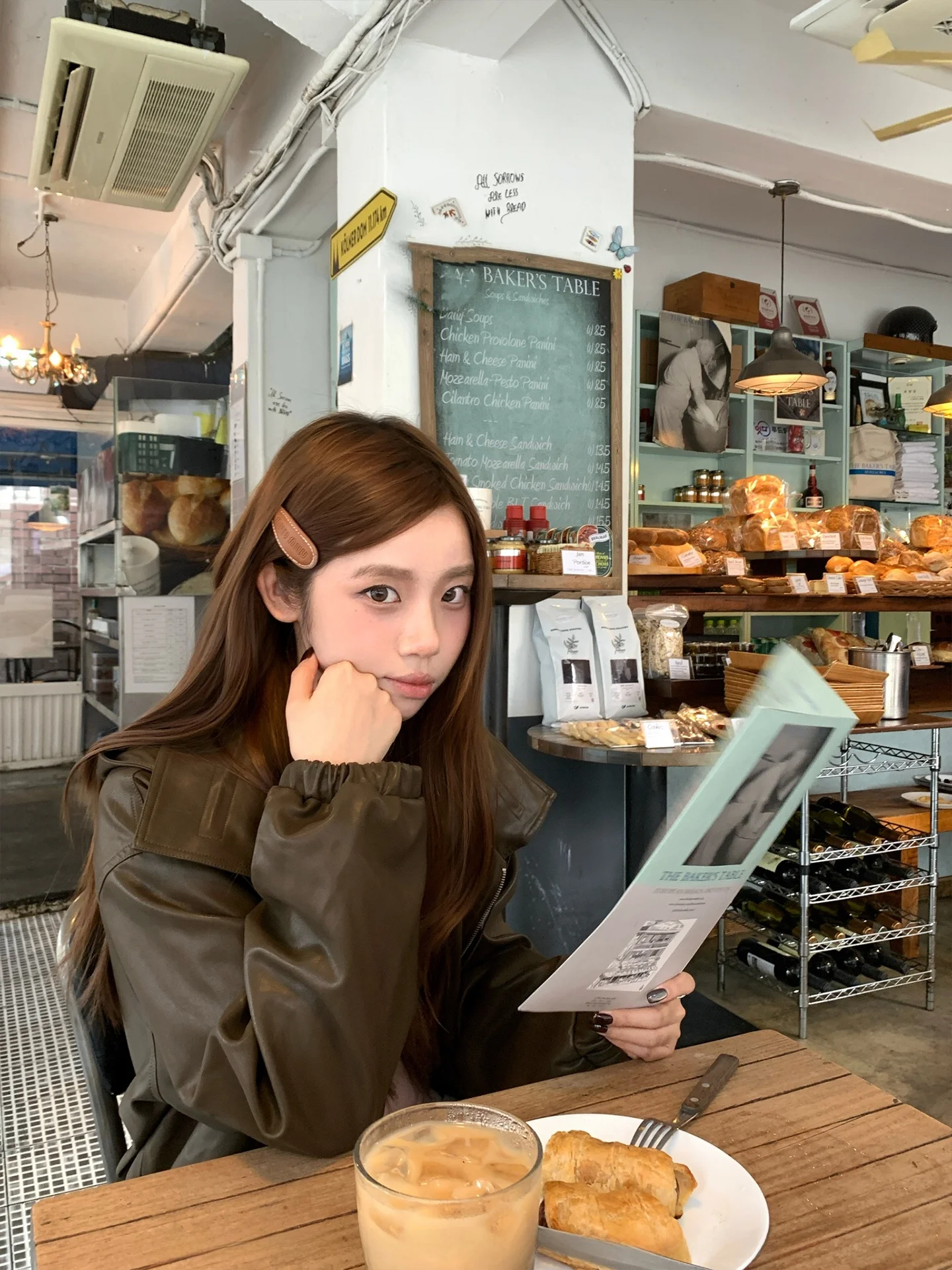 Jaqueta de Couro PU Retrô Coreana com Capuz, Caimento Solto, Ombro Caído, Casual e Moderna, com Zíper Longo para Jovens...