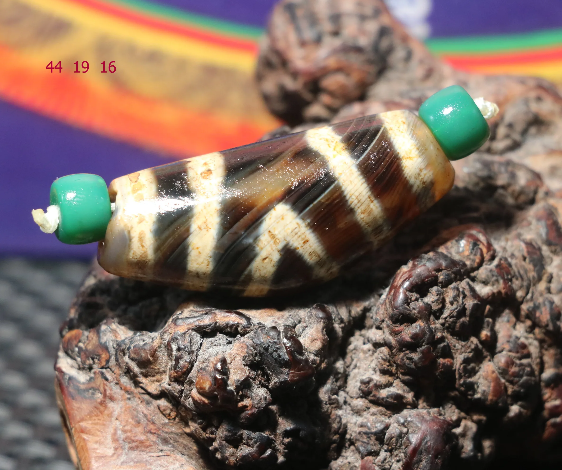 Unique Style Energy Tibetan 4A Top Old Agate Buddha Eyed 4 Line Ox Horn Shape Rain Drop Hole dZi Bead Totem Pendant Amulet