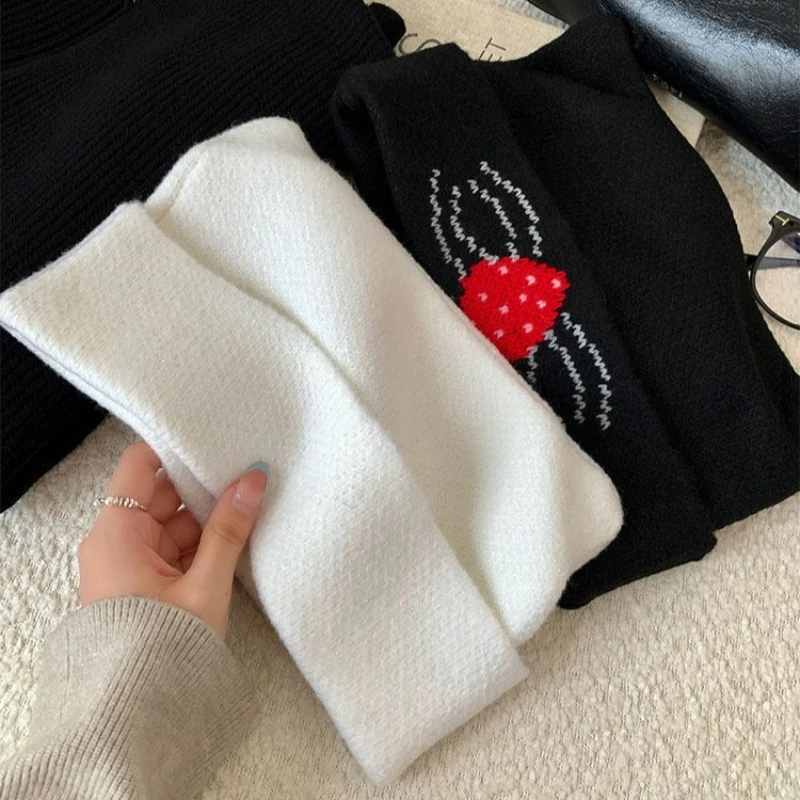 Neue süße Erdbeer-Jacquard-Strickmütze mit Katzenohren für Damen, Wintermütze mit Ohrenschutz, vielseitige Mütze im Skull-Beanie-Stil – Detail 5