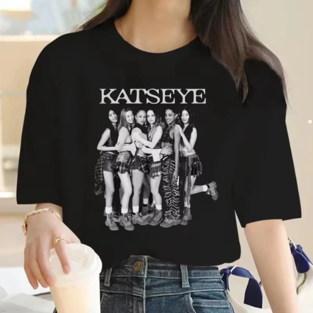 Koszulka KATSEYE Modne Koszulki z Nadrukiem Letnia Wyprzedaż Graficzne Koszulki Luźne Wygodne Ubrania Unisex Męskie Damskie Bawełniane Topy Tee