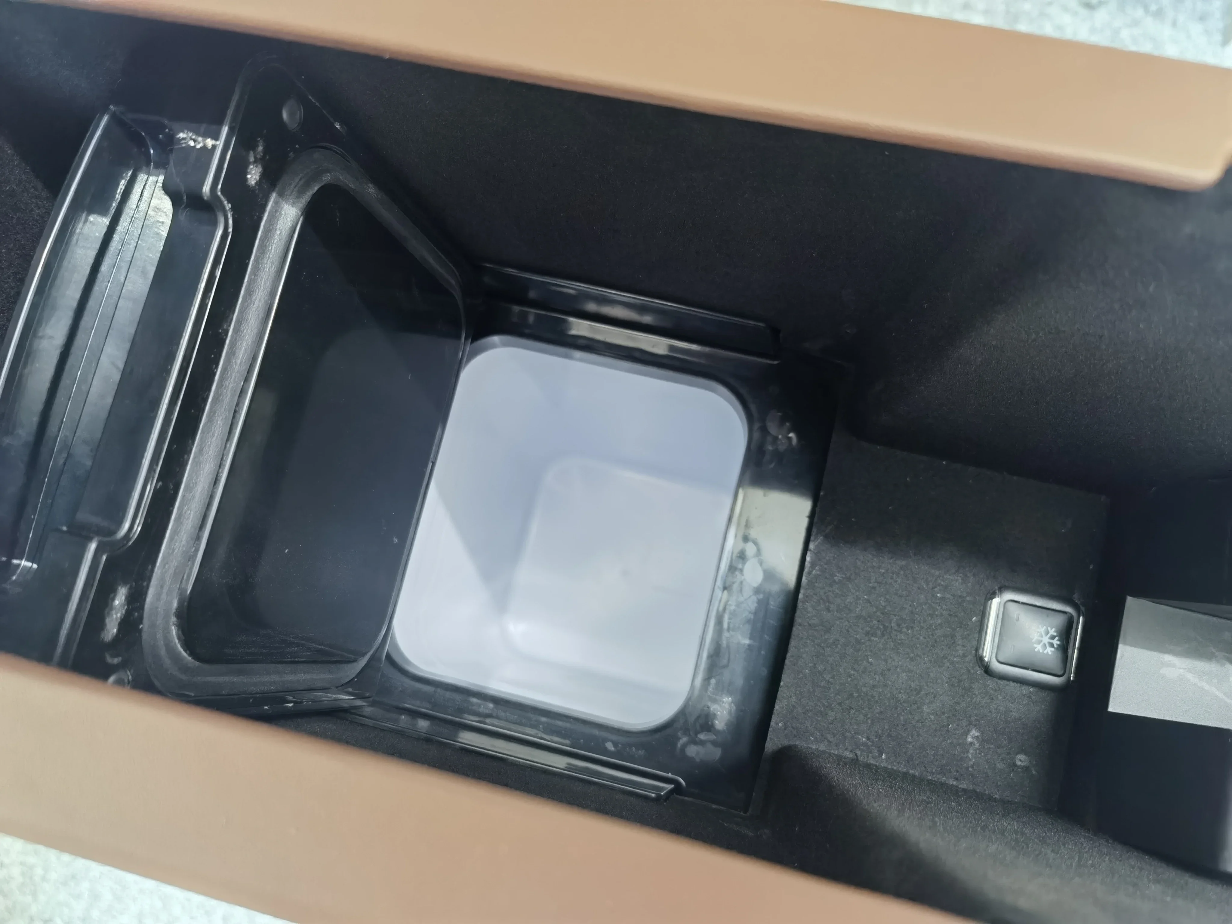 Factory Hot Selling Auto Storage Box With Electric SUV Armrest Rear Car Center Console With Cup Holder Function For SUV & Cars