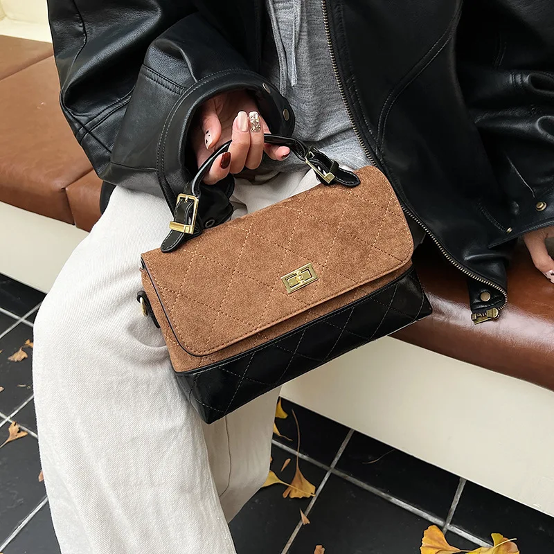 حقيبة بمقبض علوي مرتفعة لعام 2025، محفظة كروس متعددة الاتجاهات قابلة للتحويل للنساء، جلد نباتي منحوت ليلاً ونهارًا