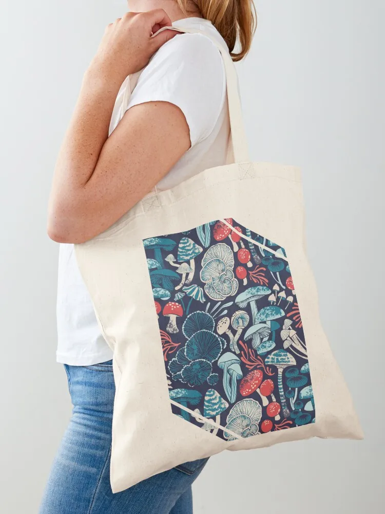 

Mystical fungi // midnight blue background aqua teal coral and red wild mushrooms Tote Bag Beach bag sac pour femme